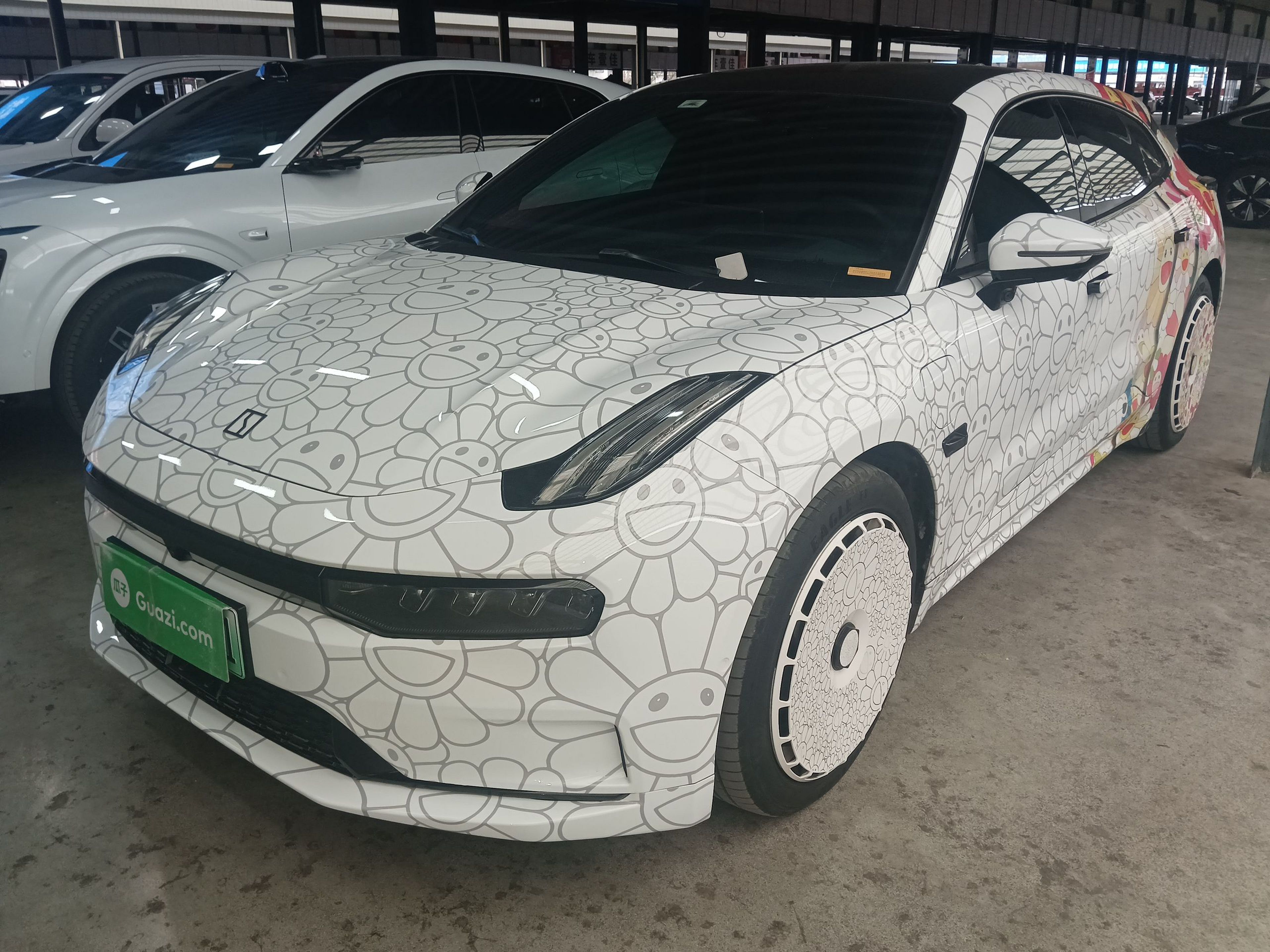 Под передней частью автомобиля