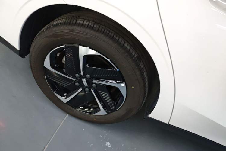 Used  L6 2025 EM-i 140km Starship Edition
