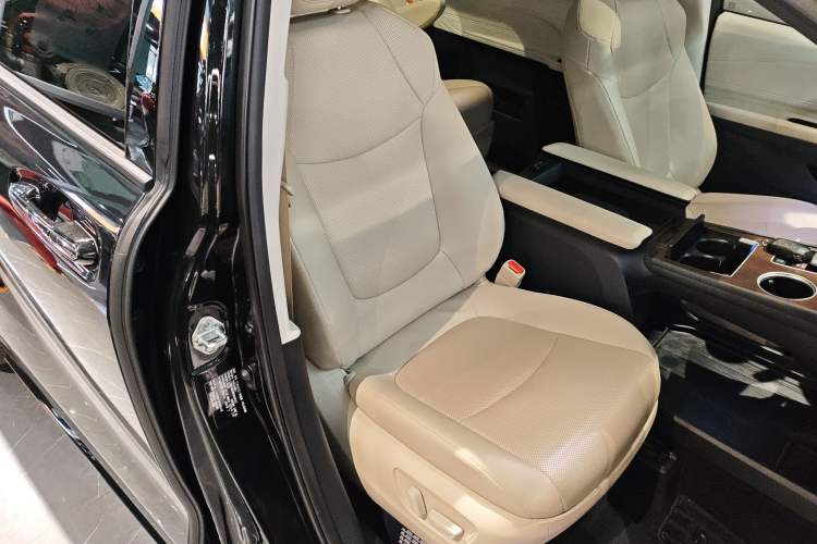 Used Toyota Granvia 2022 2.5L Hybrid Premium Edition