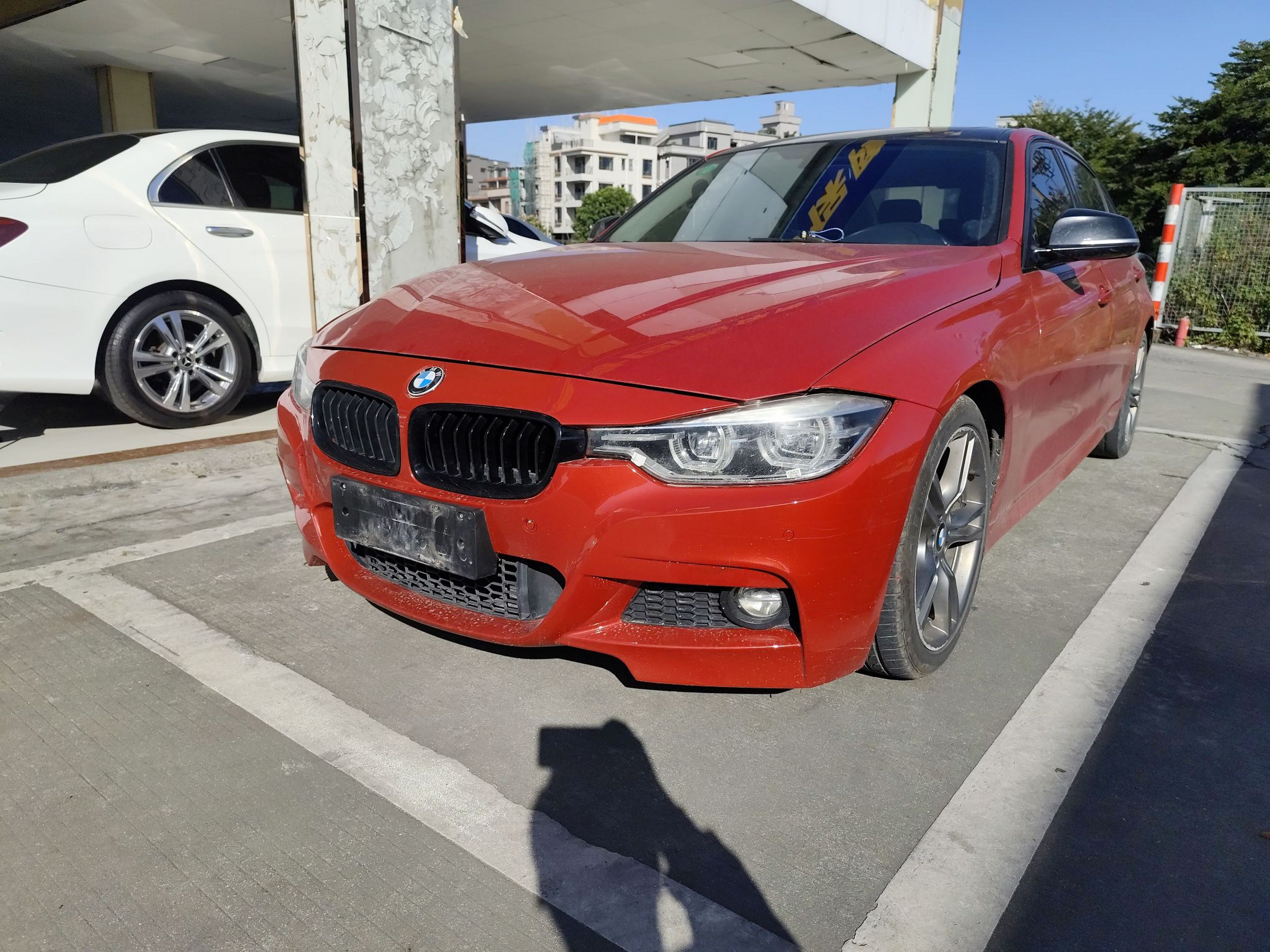 Под передней частью автомобиля