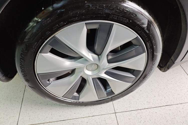 Used Tesla Model Y 2022 Long-Range All-Wheel-Drive Version