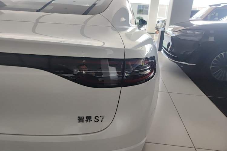 Used Hima Luxeed S7 2025 855 km Max
