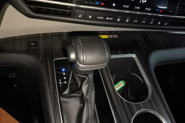 Used Toyota Granvia 2023 2.5L Hybrid Flagship VIP Edition
