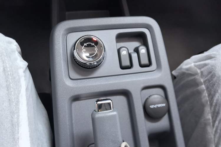 Used Wuling Yangguang 2024 300KM Comfort Version Passenger Van 75kW
