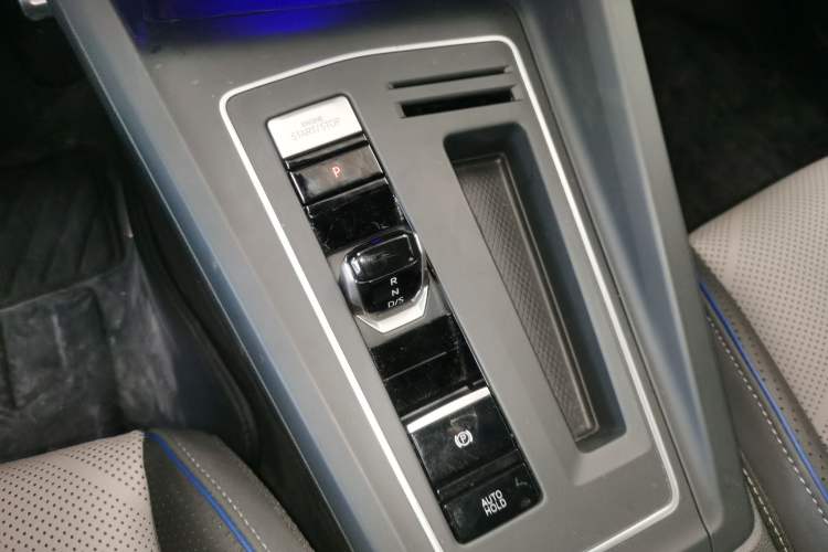 Used Volkswagen Golf 2025 300TSI R-Line
