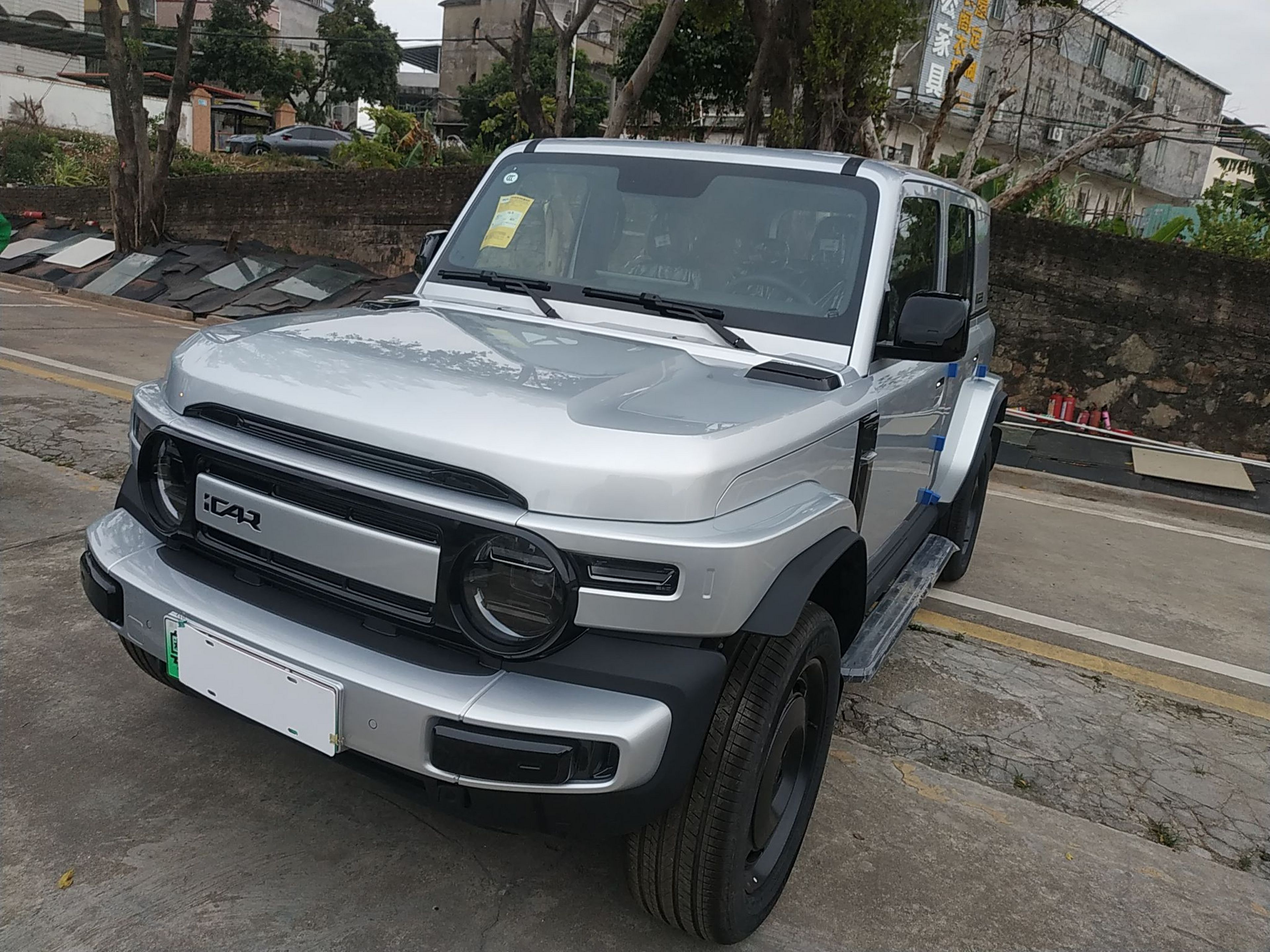 Под передней частью автомобиля