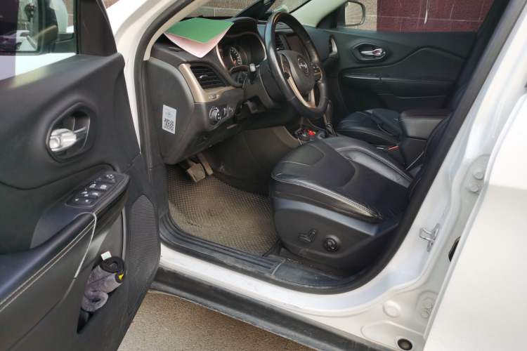 Used  Cherokee 2014 2.4L Luxury Edition
