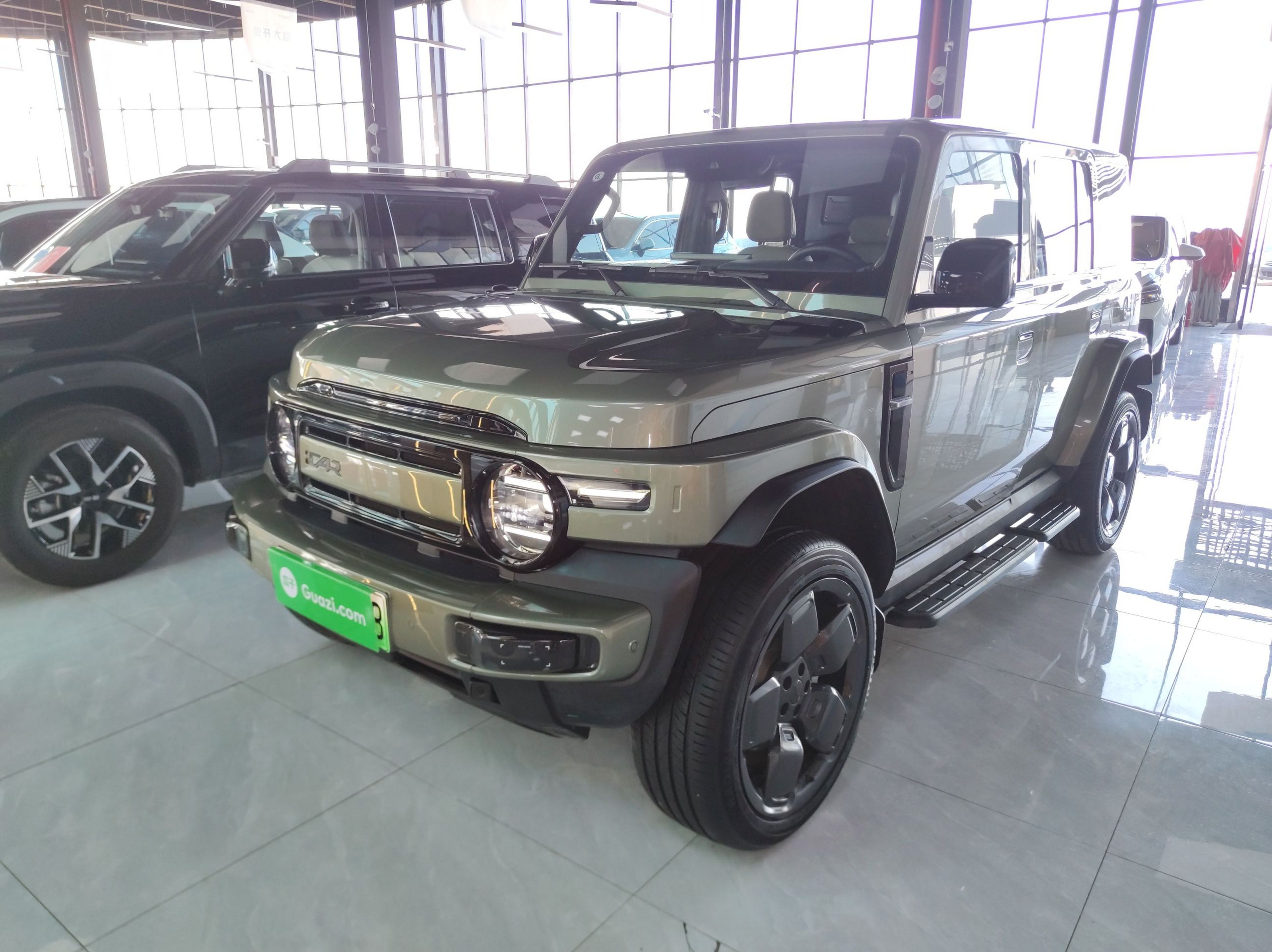 تحت مقدمة السيارة