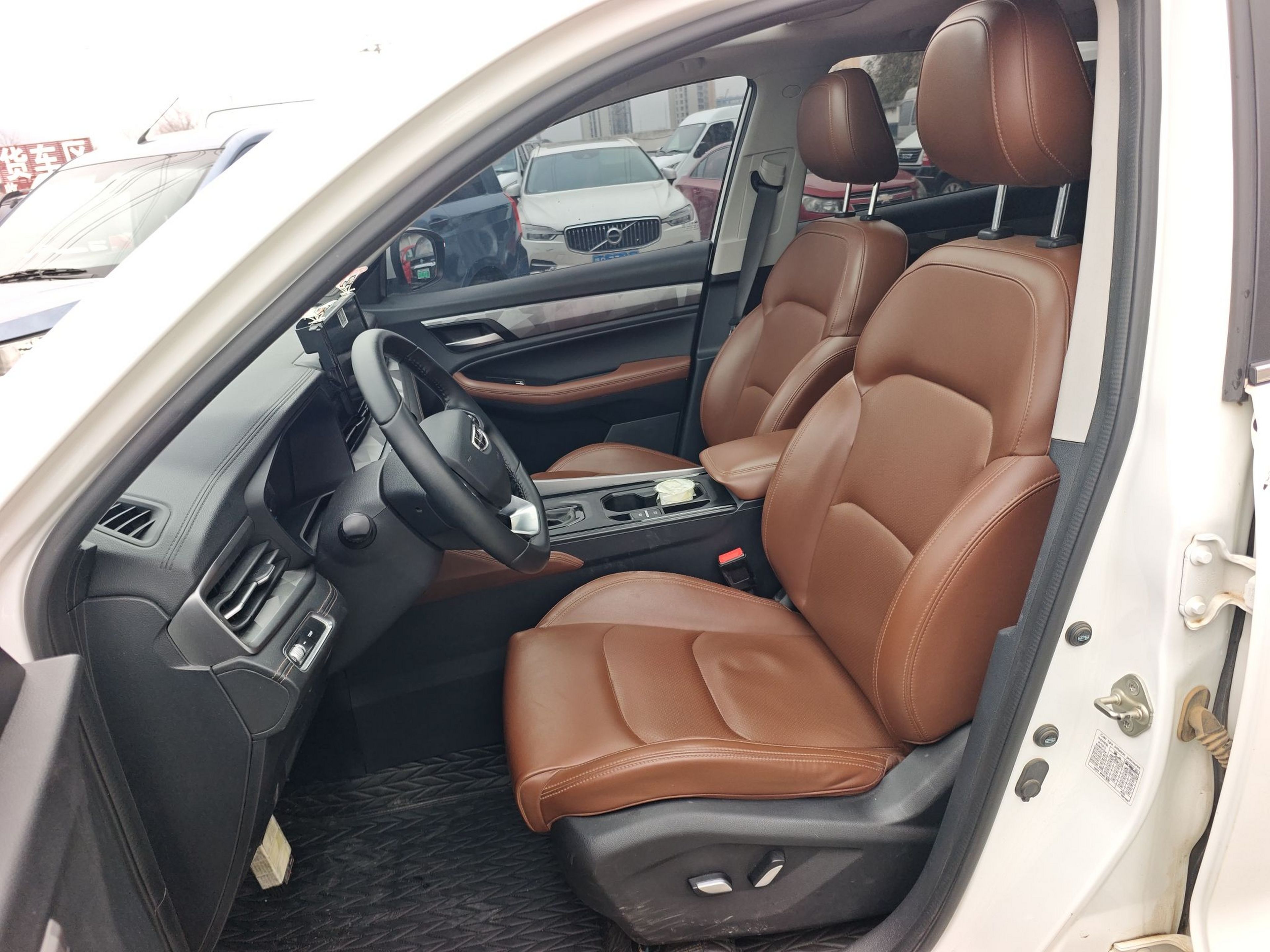 Переднее сиденье в автомобиле