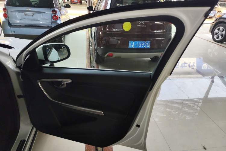 Used Volvo V60 2015 T5 Zhiyi Edition
