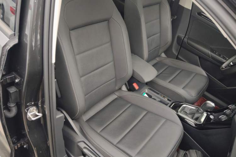 Used Volkswagen T-ROC 2021 280TSI DSG Two-Wheel Drive Comfort Connect Edition
