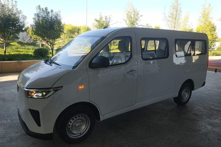 Used Wuling Yangguang 2024 300KM Comfort Version Passenger Van 75kW
