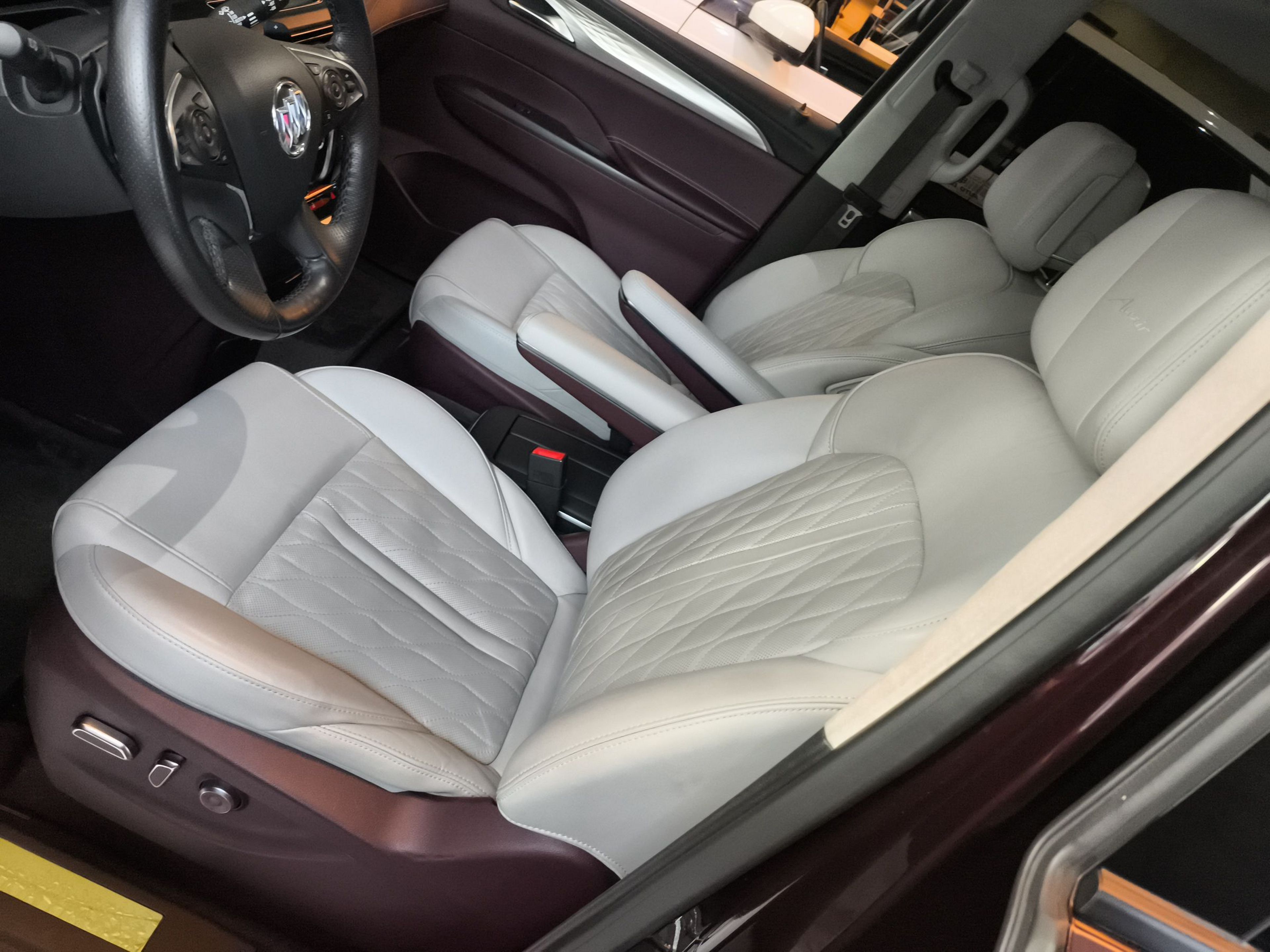 المقاعد الأمامية داخل السيارة