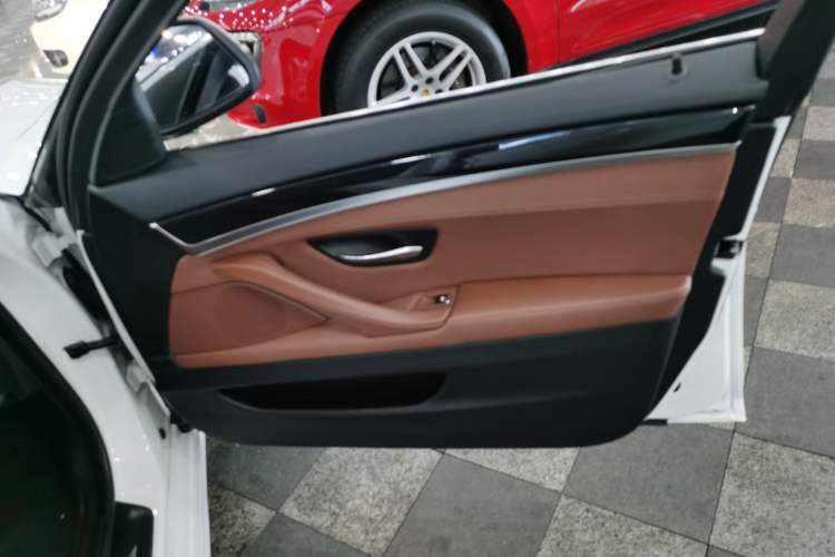 Used BMW 5 Series 2014 520Li Elegant Model
