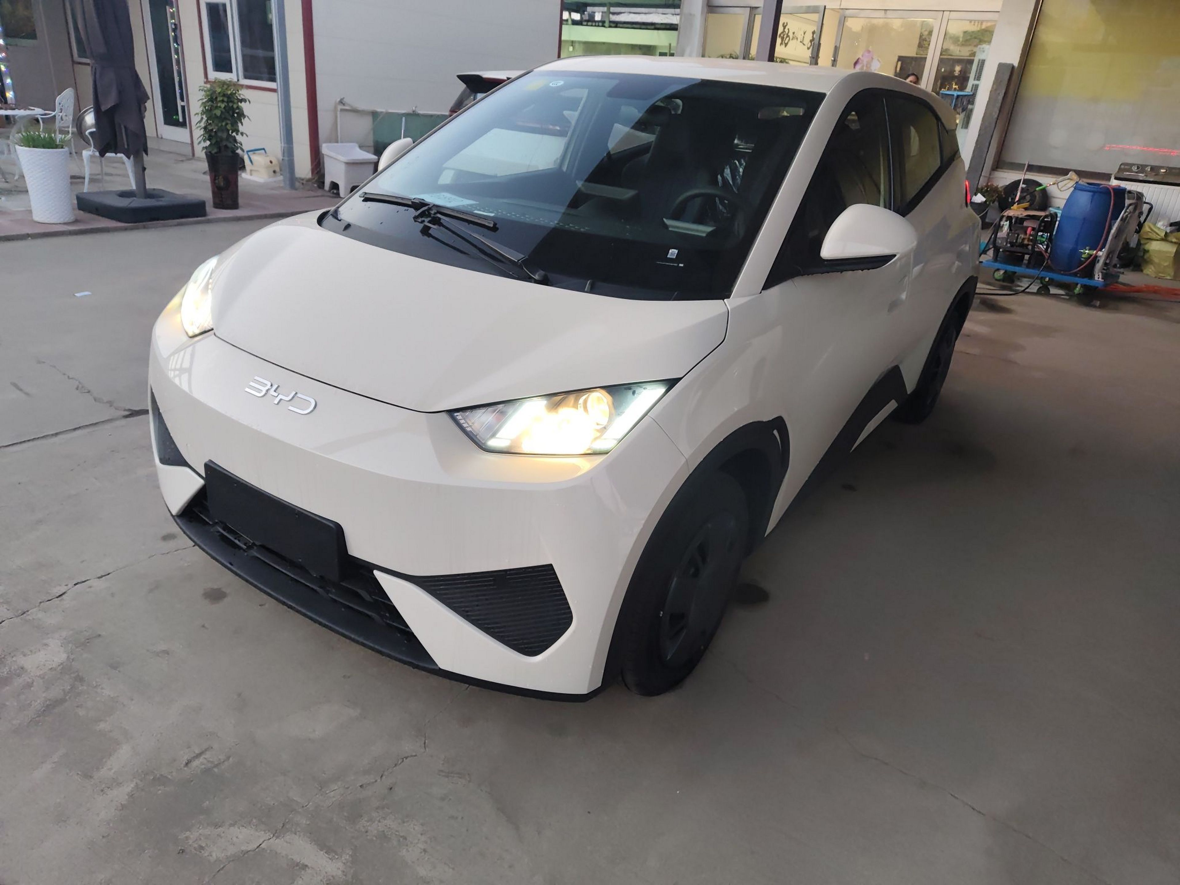 Под передней частью автомобиля