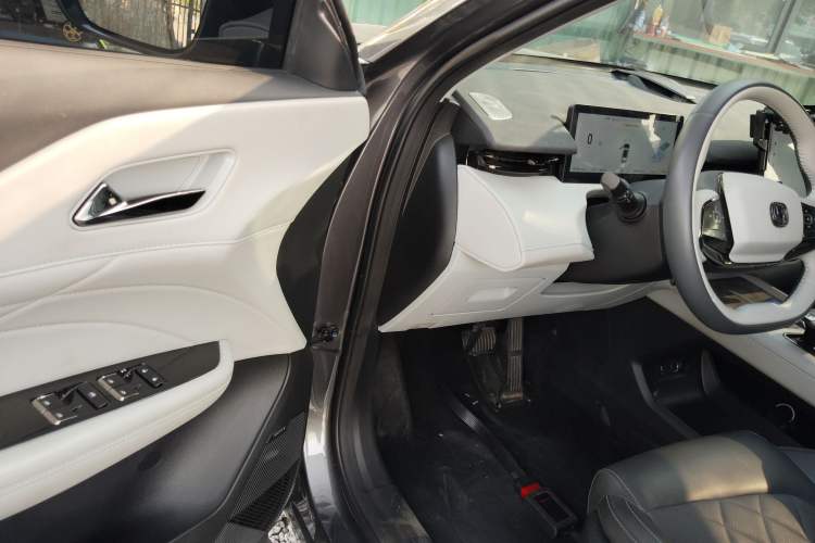 Used Changan UNI-Z New Energy 2024 Blue Whale Smart Electric iDD 125km Excellence Model
