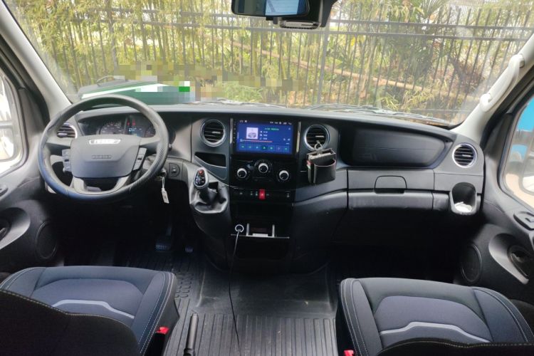 Used Iveco Eurocargo 2021 3.0T Automatic Chao Rui Short Wheelbase Low-Roof Side-Sliding Door F1C