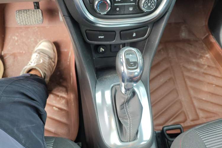 Used Buick Encore 2015 1.4T Automatic Two-Wheel Drive Urban Elite Version
