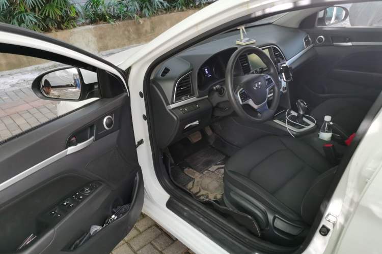 Used Hyundai Elantra 2016 1.6L Automatic ZhiXuan · Luxury Version

