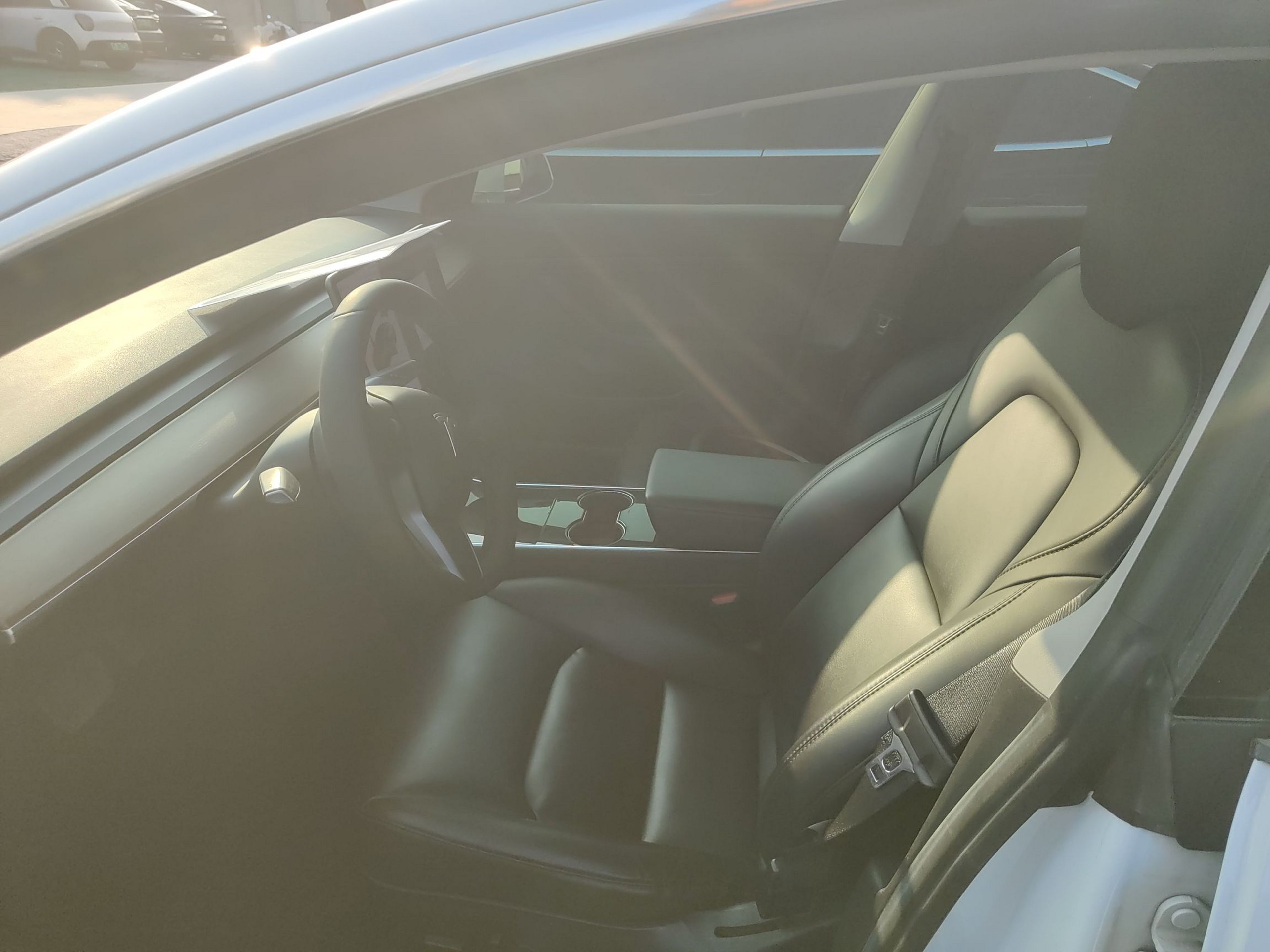 المقاعد الأمامية داخل السيارة