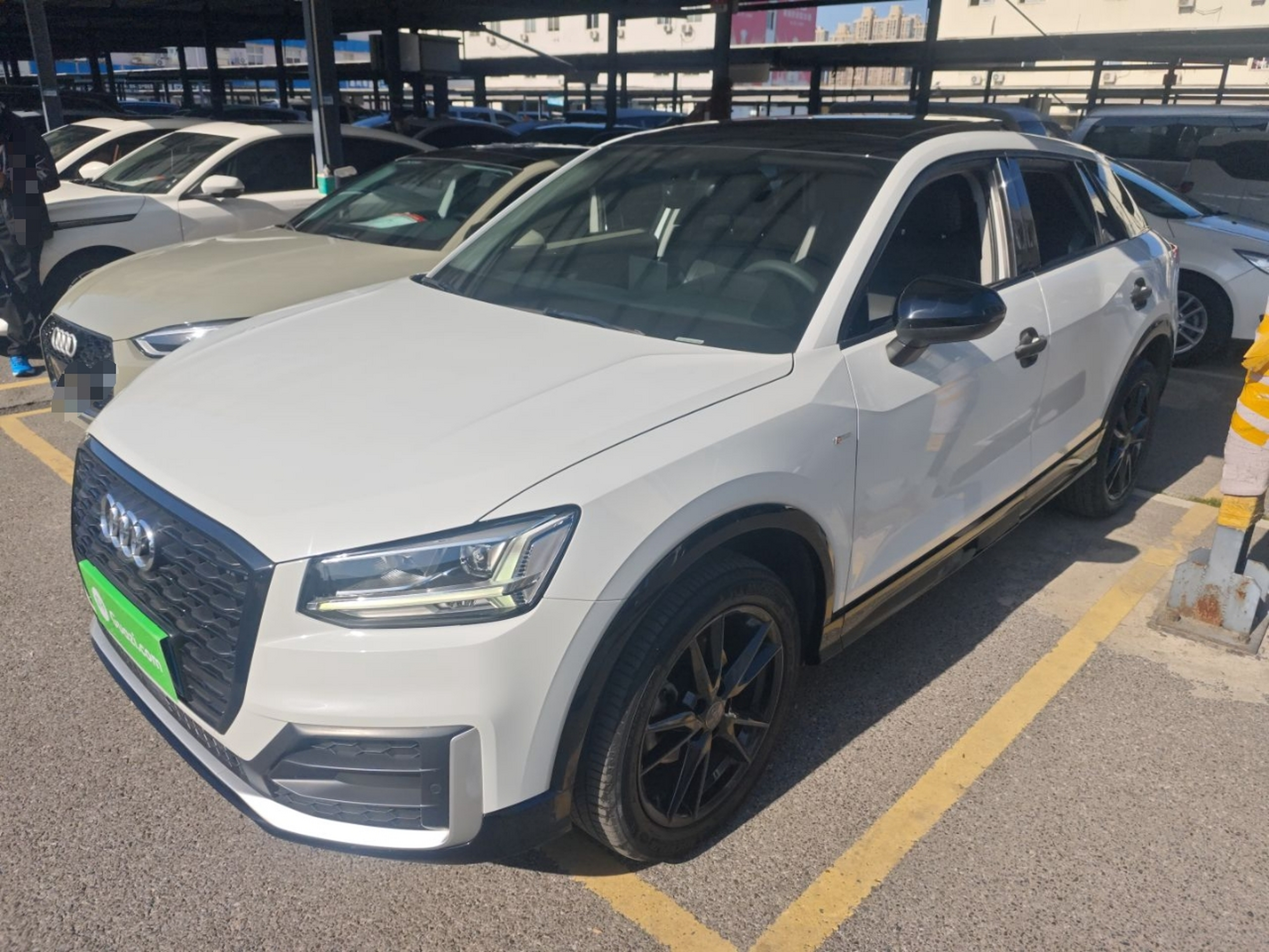 Под передней частью автомобиля