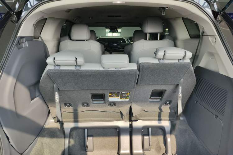 Used Toyota Granvia 2024 2.5L Hybrid Comfort Edition
