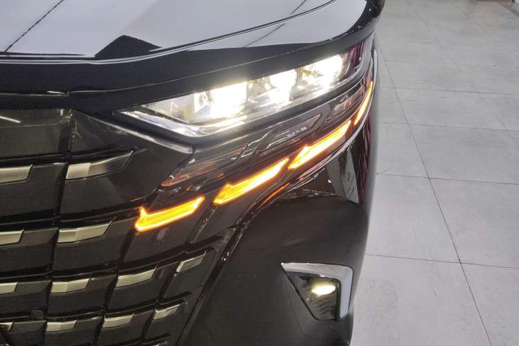 Used Toyota Alphard 2024 Dual-Engine 2.5L Deluxe Edition
