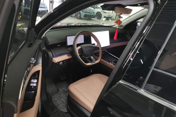 Used Chery Tiggo 8 L 2024 2.0T Two-Wheel-Drive Luxury Version 7 Seats