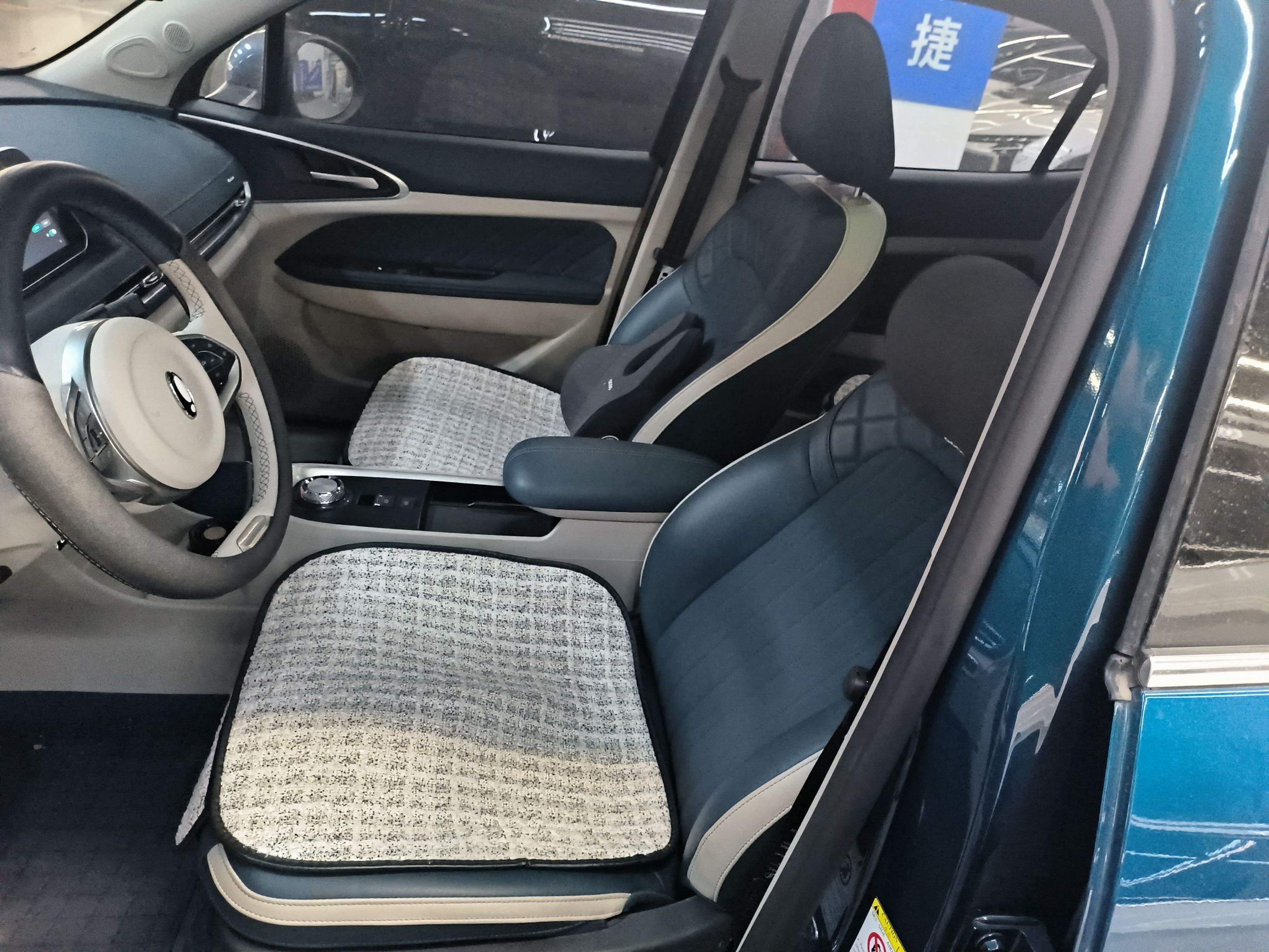 المقاعد الأمامية داخل السيارة