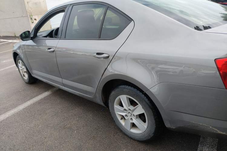 Used Skoda Octavia 2015 1.6L Manual Eado Edition
