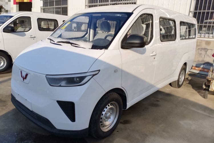 Used Wuling Yangguang 2024 300KM Comfort Version Passenger Van 75kW