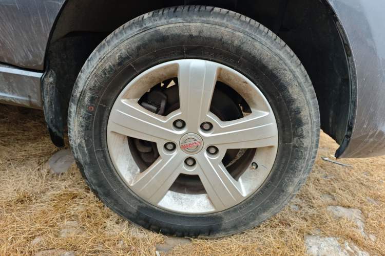 Used Jinbei Gold Hiace 2023 1.5L Passenger Van Travel Lion 5/6/7-Seater with Central Air Conditioning
