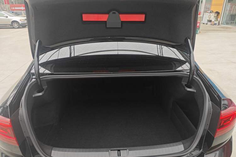 Used Volkswagen Magotan 2025 Revised Version Zhongxiang Edition 330TSI DSG Luxury Trim
