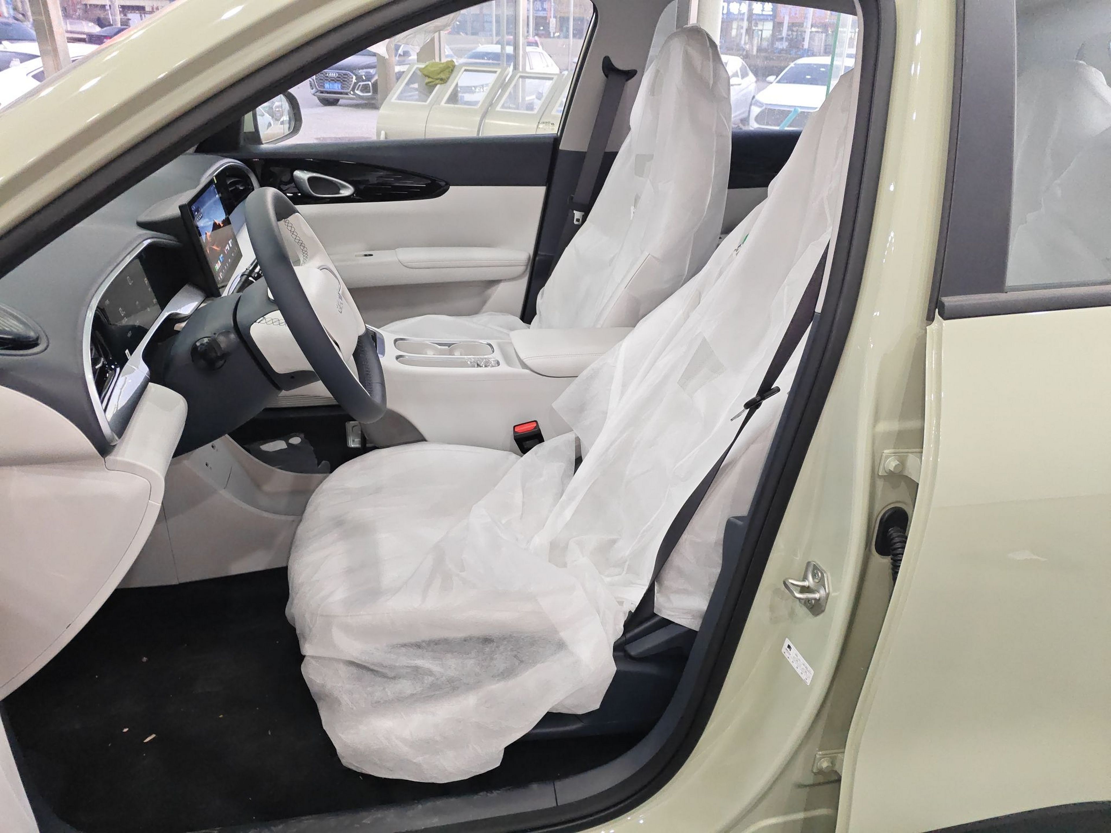 المقاعد الأمامية داخل السيارة