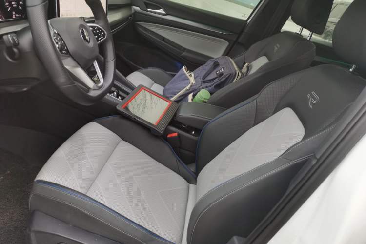 Used Volkswagen Golf 2025 300TSI R-Line
