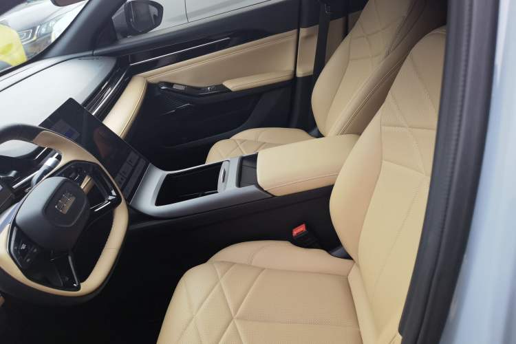 Used  L6 2024 125km PLUS Dragon Edition
