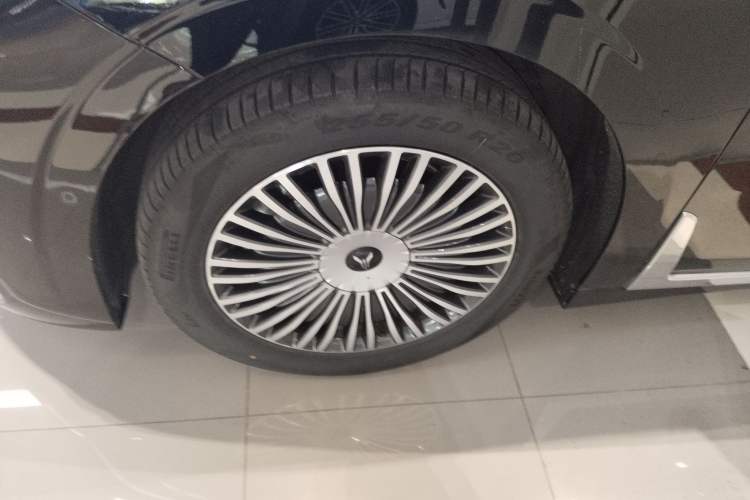 Used VOYAH Dream 2025 PHEV Four-Wheel Drive Excellence Kunpeng Edition
