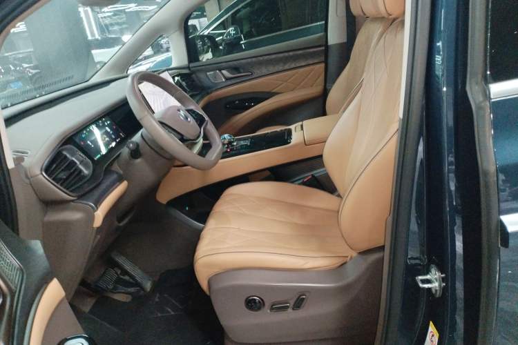 Used Denza D9 2022 DM-i 1040 Prestige Model
