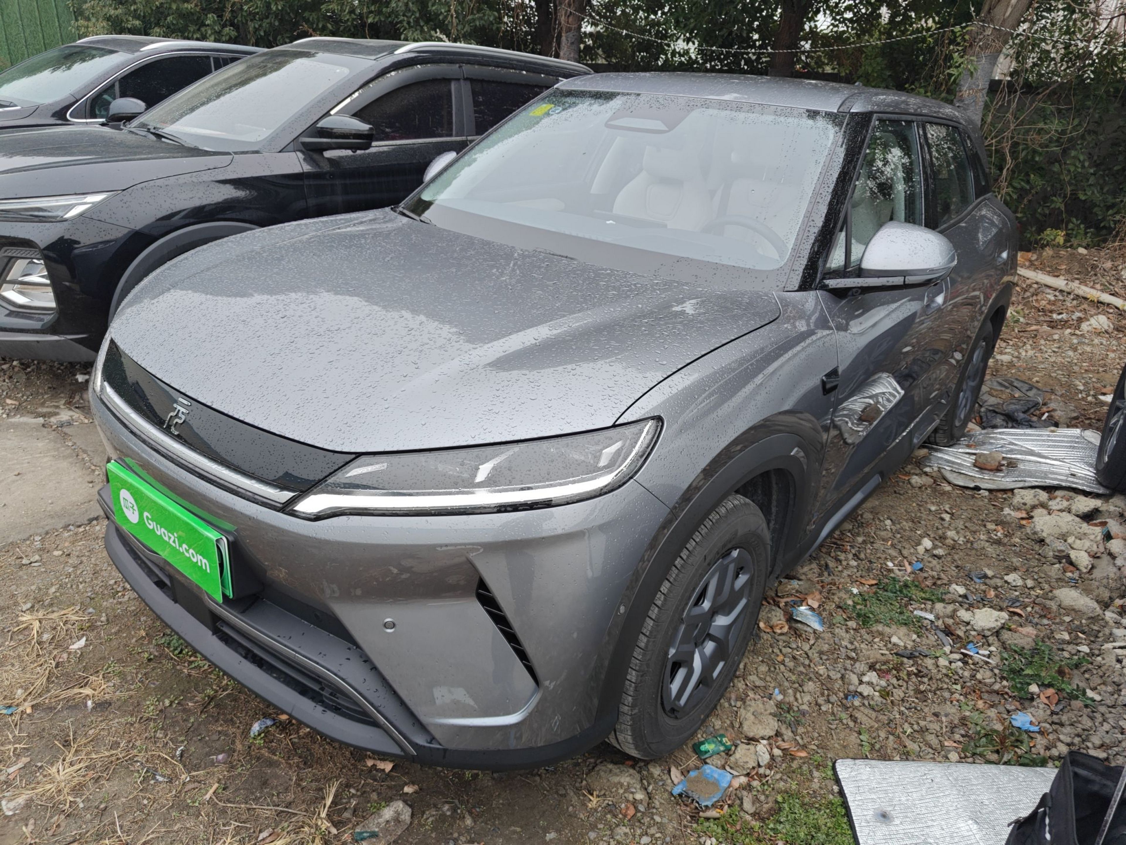 Под передней частью автомобиля