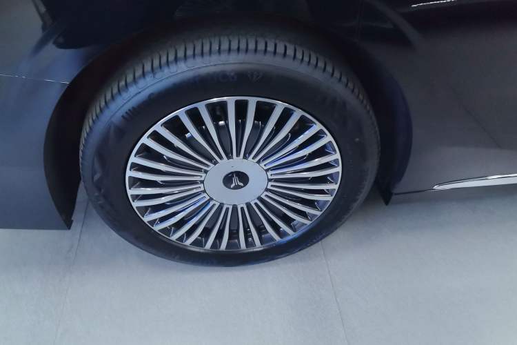 Used VOYAH Dream 2025 PHEV Four-Wheel Drive Prestige Kunpeng Edition
