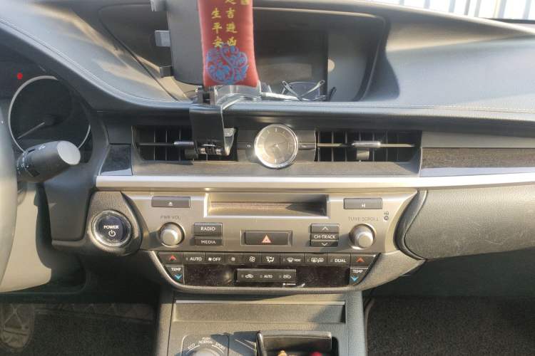 Used Lexus ES 2014 300h Comfort Edition
