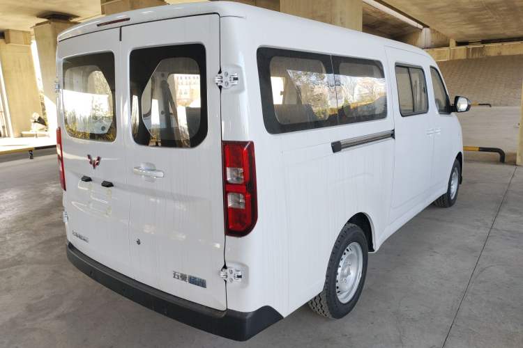 Used Wuling Yangguang 2024 300KM Comfort Version Passenger Van 75kW
