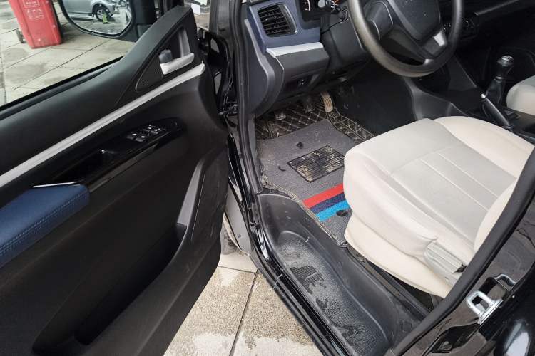 Used FORTHING Lingzhi 2023 M5L 1.6L Base Model 7 Seats
