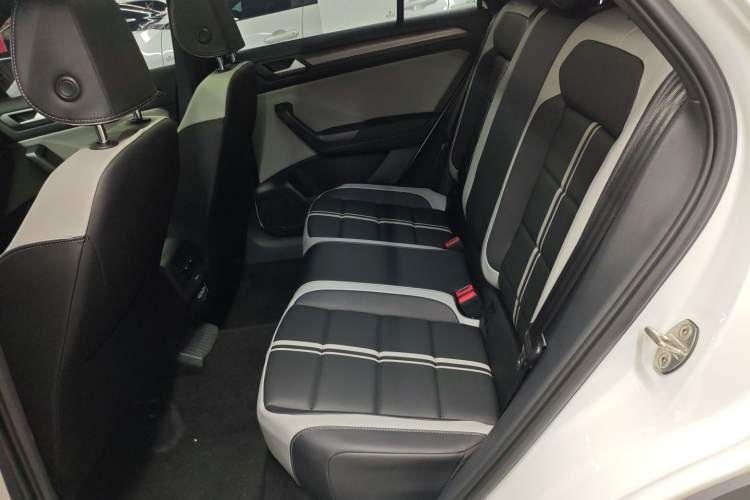 Used Volkswagen T-ROC 2025 Facelift Model 2 300TSI DSG Two-Wheel Drive Chenguang Edition
