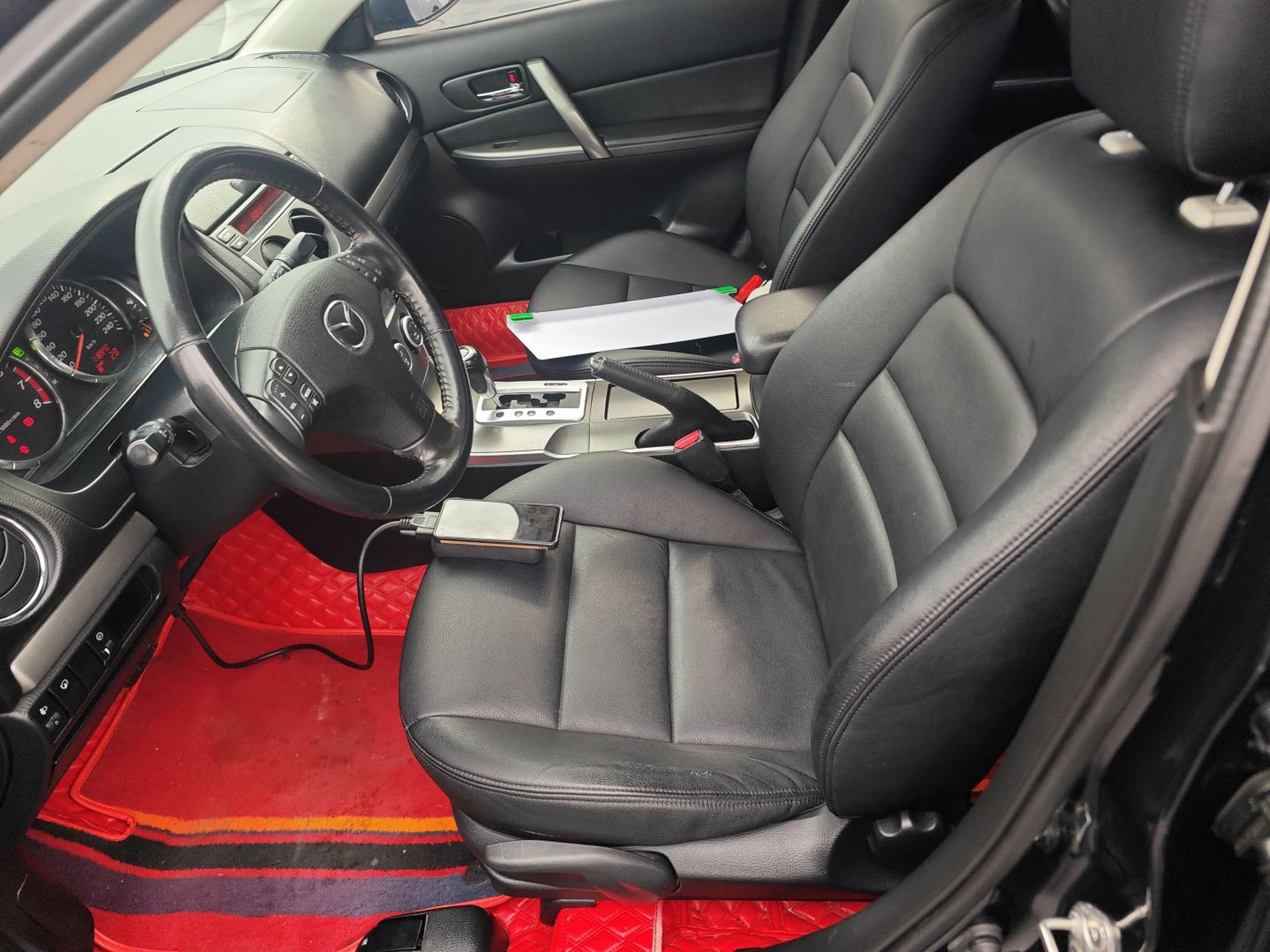 Переднее сиденье в автомобиле