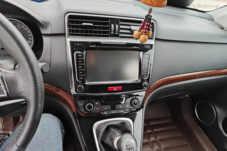 Used Haval H6 2015 Upgraded Model 1.5T Manual Two-Wheel Drive Prestige Version
