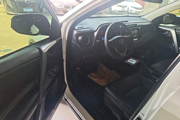 Used Toyota RAV4 2016 2.0L CVT Two-Wheel Drive Fashion Edition China V Standard
