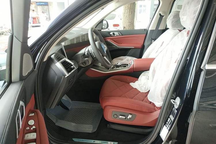 Used BMW X5 2023 xDrive 30Li Luxury M Sport Package
