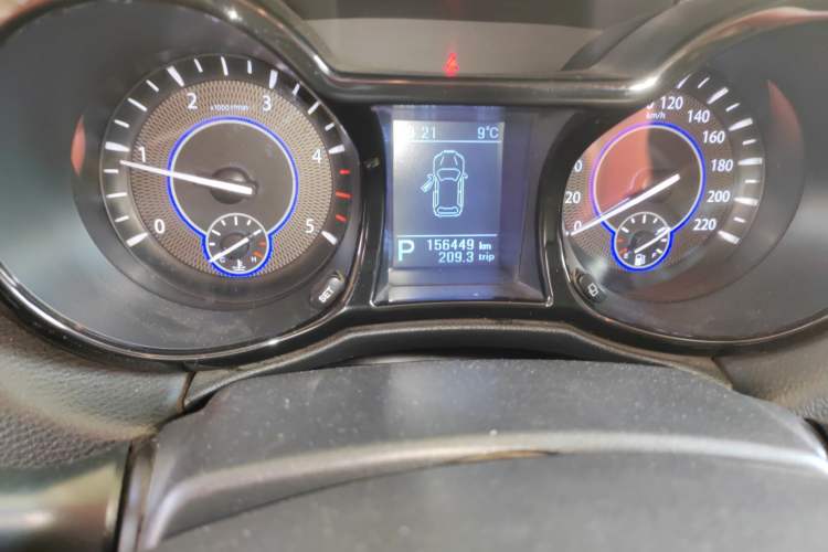 Used JMC Yusheng S350 2014 2.4T Automatic 2WD Diesel Luxury Version with Sunroof 5 Seats
