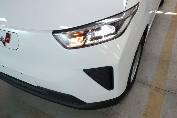 Used Wuling Yangguang 2024 300KM Comfort Version Passenger Van 75kW